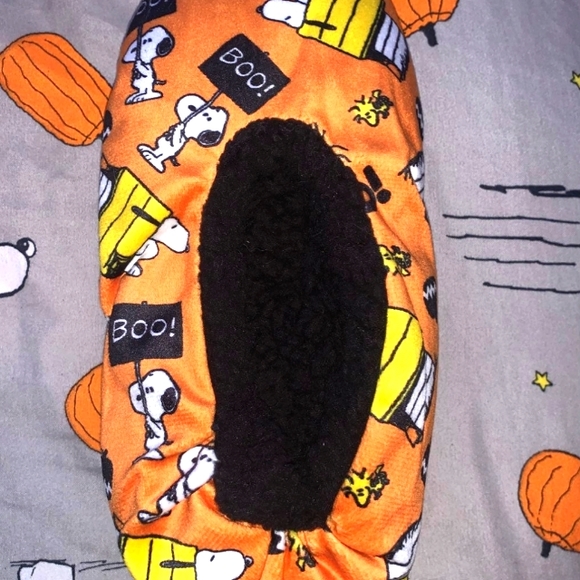Snoopy Slippers Socks NWT - Picture 2 of 5